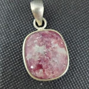 Silver pendant pink/purple quartz stone